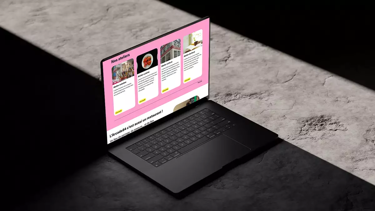 visuel représentant un ordinateur portable avec en fond la page d’accueil du site web de l’Arcade84