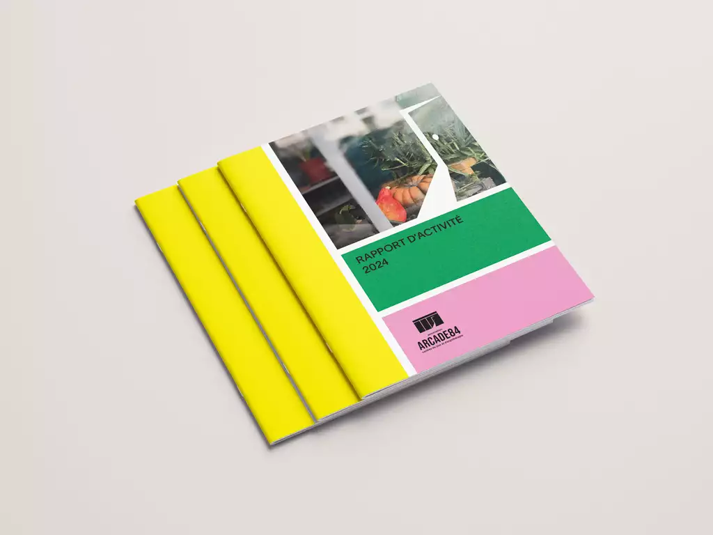 visuel représentant une pile de livrets (au nombre de 3) du rapport d’activité de l’Arcade84
