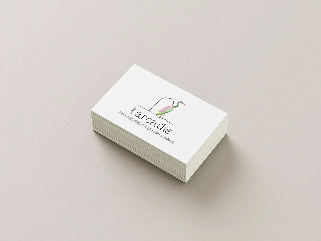 visuel repésentant une pile de cartes de visite avec logo de l’Arcadie