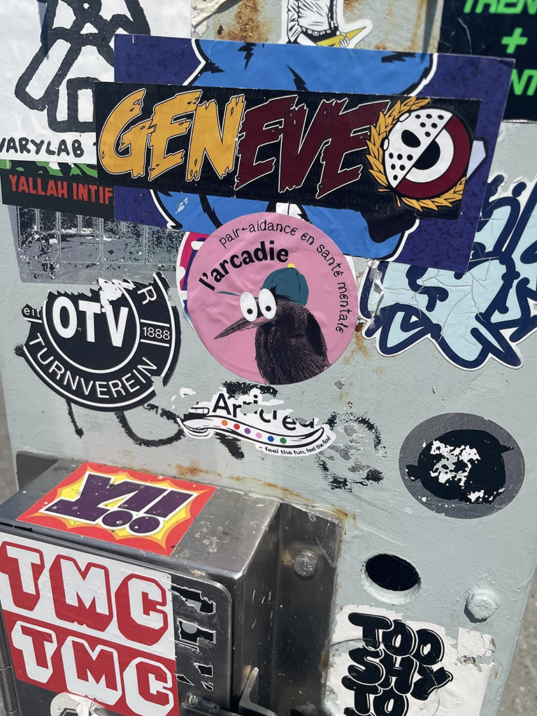 sticker avec le héron et des yeux bd collé avec d’autres stickers
