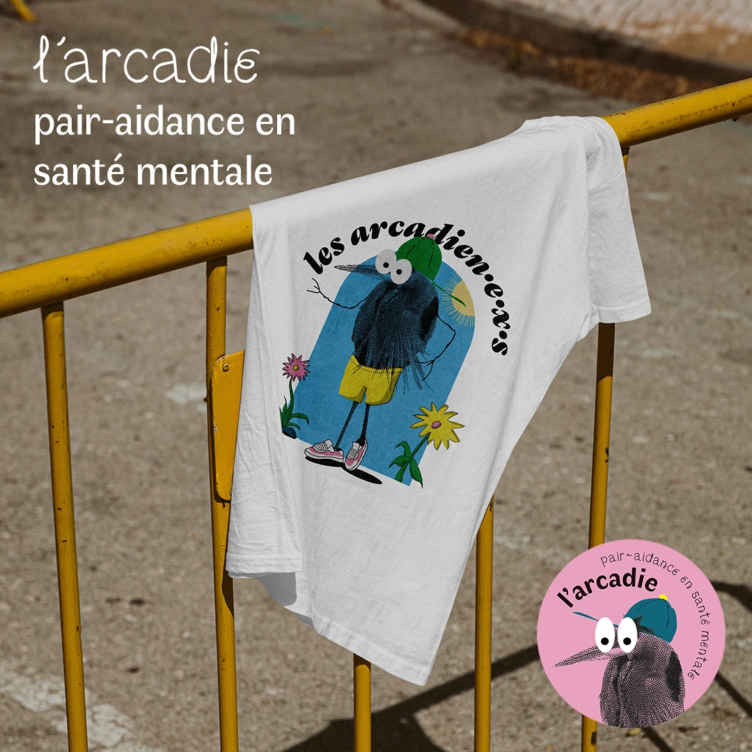 tee-shirt posé sur une grille dans un décor urbain