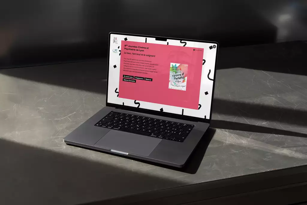 visuel représentant un oridnateur portable posé au sol avec la page d’accueil du site des JCPL (Journées Cinéma & Pyschiatrie)